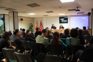 Ana Fernández presentando un cinefórum en el Colegio Oficial de Psicólogos de Madrid.